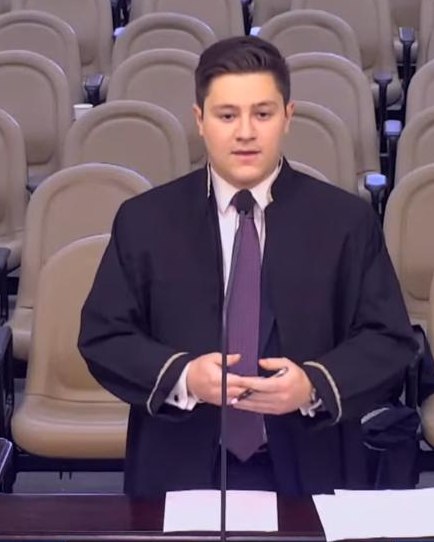 Marcelo Lopes, de beca, na tribuna