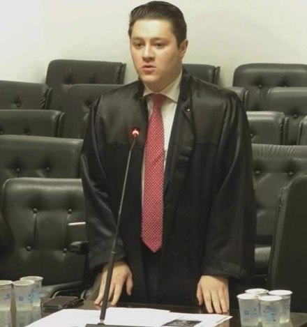 Marcelo Lopes, de beca, na tribuna